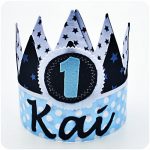K010 (B) donkerjeans-zachtblauw-wit Kai Verjaardagskroon